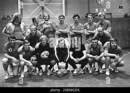 März 1972. Die norwegische Männer-Nationalmannschaft im Handball, die sich für die Olympischen Spiele 1972 in München qualifiziert hat. Kostümnummern: 1. Carl G. Wang, 2. Pro Søderstrøm, 3. Finn Urdal, 4.. Januar Økseter, 5. Arnulf Bæk, 6. Pro Anker? ,, 7. Pål Bye, 8. Harald Tyrdal, 9. Pål Cappelen, 10. Torstein Hansen, 11.Harald Hegna, 12. Sten Osther, 13. Inge Hansen, 14. Roger Hverven, 15. Ulf Magnussen, 16. Jon Reinertsen ?. Foto: Erik Thorberg / NTB Stockfoto