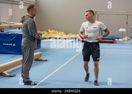 Der kroatische Turner Aurel Benovic zeigt sein Können vor der Pressekonferenz vor der 2022 Liverpool World Gymnastics Championships am 24. Oktober 2022 in Osiek, Kroatien. Foto: Davor Javorovic/PIXSELL Stockfoto