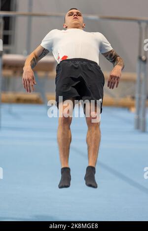 Der kroatische Turner Aurel Benovic zeigt sein Können vor der Pressekonferenz vor der 2022 Liverpool World Gymnastics Championships am 24. Oktober 2022 in Osiek, Kroatien. Foto: Davor Javorovic/PIXSELL Stockfoto