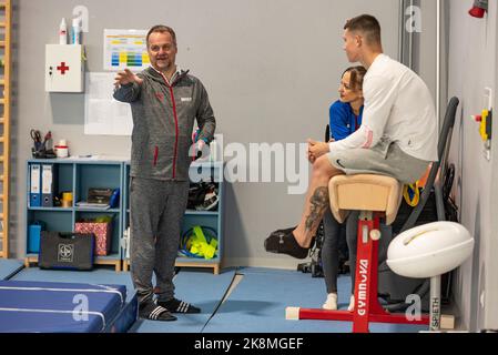 Der kroatische Turner Aurel Benovic zeigt sein Können vor der Pressekonferenz vor der 2022 Liverpool World Gymnastics Championships am 24. Oktober 2022 in Osiek, Kroatien. Foto: Davor Javorovic/PIXSELL Stockfoto