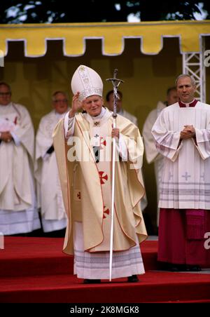 Oslo 19890601. Papst Johannes Paul II. Ist der erste Papst Norwegens in Norwegen. Der Papst winkt den Teilnehmern auf der Freiluftmesse in der Festung Akershus zu. Foto: Tor Richardsen / NTB Stockfoto