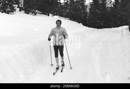 Gausdal Februar 1973. Königin Margrethe von Dänemark hat ihren 3-tägigen offiziellen Besuch in Oslo um eine Woche Winterurlaub in Gausdal in der Kabine eines Reeders erweitert. Sie hat mit der Familie Prinz Gemalen Prinz Henrik und die beiden Kinder Prinz Frederik und Prinz Joachim geerbt. Hier Prinz Henrik, der alleine Ski fährt. Foto: Ivar Aaserud / Aktuell / NTB Stockfoto