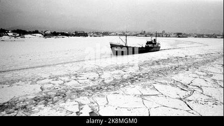 Der Oslo Fjord Februar / März 1970. Strenge Kälte führte dazu, dass der Oslo-Fjord vereist wurde, und als die letzte Fähre zwischen den Inseln im Oslo-Fjord zerstört wurde, waren die Inselbewohner auf Lindøya, Hovedøya, Bleikøya und Gressholmen vollständig von der Außenwelt isoliert. Nur die größten Schiffe konnten durch das alte und rissige Eis gelangen. Foto: Per Ervik / Current / NTB Stockfoto