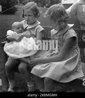 Skaugum Juni 1937. Prinzessin Ragnhild (TV) und Prinzessin Arid mit Prinz Harald, etwa sechs Monate alt. Die drei zusammen sitzen auf einer Bank im Garten. Foto: NTB / NTB Stockfoto