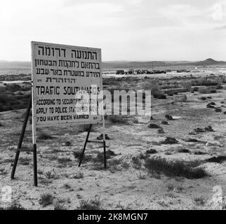 Israel March 1958 "am 14. Mai vor 10 Jahren wurde Israel zu einem unabhängigen Staat erklärt. Innerhalb weniger Stunden war der junge Staat mit seinen arabischen Nachbarn im Kampf um Leben und Tod, überlebte aber. Seitdem hat es mehr oder weniger Waffenstellung gegeben, und in diesen 10 Jahren wird eine neue Gesellschaft von der Erde aufgestampft. ' Photo; Sverre A. Børretzen / Current / NTB Stockfoto