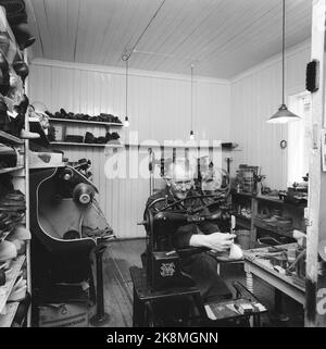 Fredrikstad 19590530 'Touristidylll aus dem Jahr 1567' die einzige erhaltene Festungsstadt der nordischen Region - erbaut im Regenschirm, heute eine große, friedliche Idylle - liegt in Fredrikstad. Das einzige neue in der Altstadt von Fredrikstad ist das Utkunstsenteret Plus, das kürzlich auf alten Bauernhöfen in der ganzen Stadt eröffnet wurde. Schuhmacher bei der Arbeit hinter Singer Nähmaschine. Foto; Aage Storløkken / Aktuell / NTB NB! Foto wurde nicht behandelt! Stockfoto