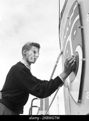 Oslo 1955.Thor Heyerdahl J.R. An Bord 'M/S Chr. Bjelland' by Stavanger, in Oslo vor der Abfahrt zur pazifischen Osterinsel. Die gesamte Familie Heyerdahl nimmt an dieser Expedition Teil. Hier sehen wir Heyerdahl J.R. mit dem letzten Schliff vor der Abfahrt. Foto: Gerald Pagano / Current / NTB Stockfoto