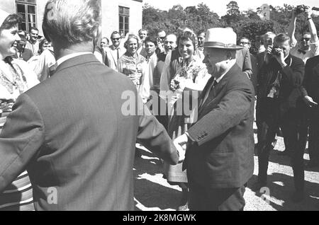 Schweden 196400704. Der sowjetische Führer Nikita Chruschtschow zu einem offiziellen Besuch in Sveige. Präsident Chruschtschow mit Hut nimmt zusammen mit schwedischen Volkstänzern am Ringtanz in Skansen Teil, während er Schweden besucht. Foto: Current / NTB Stockfoto