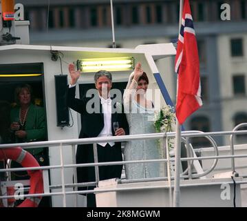 Bergen. Sissel Kyrkjebø und Eddie Skoller nach der Hochzeit. Sie sind hier auf dem Weg zum Hochzeitsessen im Alvøen. Foto; Aleksander Nordahl / NTB Stockfoto