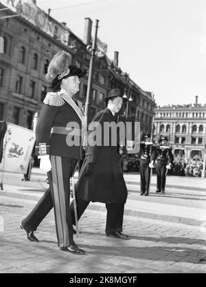 Oslo 1954-04-21 Begräbnis der Kronprinzessin Märtha. Kronprinz Olav und Prinz Harald folgen der Bahre. Olav in Uniform, Harald in Mantel und Hut. Die beiden zusammen. Foto: NTB Stockfoto