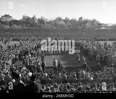 Oslo, 19561021. Das Pokalfinale, Ullevaal Stadium. Larvik Turn - Skeid 1-2. Hier sind die Skeid-Spieler auf dem Weg zum königlichen Stand, um den King's Cup zu erhalten. Foto: Jan Stage / NTB / NTB Stockfoto