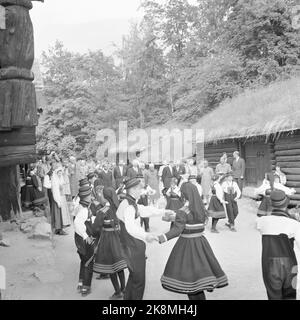 Oslo 29. Juni 1957. Premierminister Jawaharlal Nehru aus Indien bezaubert die Norweger. Hier aus dem Folk Museum, wo er eine Show im Volkstanz bekam. Foto: NTB / NTB Stockfoto