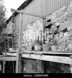 Halden 1961. 'Jungfrau in der Höhe' Festung Fredriksten in Halden. Jørgen Magnussen und neun andere Maurer kämpfen mit Kalk und Zement, um etwa 20 Hektar Mauern in gutem Zustand zu halten. 300. Jubiläum 2. Mai 1961. Foto: Aage Storløkken / Aktuell / NTB Stockfoto