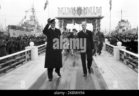 Oslo 19450607: Friedenstage 1945. Eine jubelnde Menge begrüßte die königliche Familie am 7. Juni 1945 in Norwegen. Hier winkt König Haakon den Menschen auf dem Vormarsch zu. Th. Bürgermeister Einar Gerhardsen. Foto: NTB / NTB Stockfoto