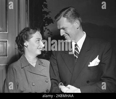 Oslo 19530214. Die Verlobung von Prinzessin Ragnhild und Reeder Erling Lorentzen. Schließlich konnten Prinzessin Ragnhild und Reeder Erling Lorentzen ihr Engagement veröffentlichen. Hier sehen wir das glückliche Paar während der Fotografie auf dem Schloss im Zusammenhang mit der Verlobung. Foto: NTB Archive / NTB Stockfoto