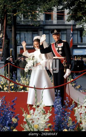 Oslo 19680829: Norwegische Königshochzeit. Kronprinz Harald und Sonja Haraldsen heiraten. Das Brautpaar kommt nach der Hochzeit aus der Kathedrale von Oslo. Wellen. Foto: Current / NTB Stockfoto