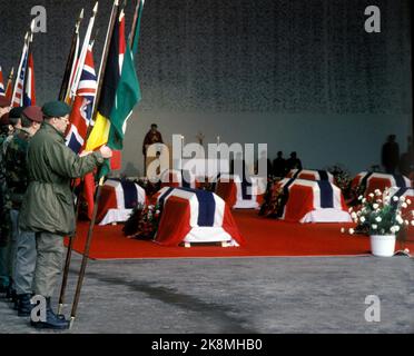 Bardufoss 19860312 16 Soldaten, die zum ersten Mal in Dienst gestellt wurden, kamen bei dem Lawinenunglück in Vassdalen östlich von Bjerkvik in Troms ums Leben. Die Soldaten gehörten zu der 2.-Mann-Mannschaft in der Ingenieursabteilung der Brigade Nord. Hier aus der Trauer um die 16 Toten nach dem Unfall. Alle Truhen sind mit norwegischen Fahnen und Kränzen geschmückt. Foto: Henrik Laurvik / NTB Stockfoto