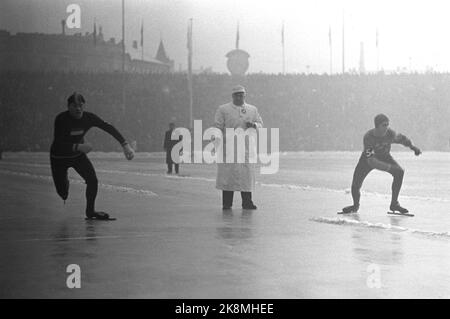 19520219 Oslo: Olympische Spiele, Olympische Winterspiele, Schlittschuhlauf, schnelles Rennen, 10.000 Meter: Kees Broekman (Down) (TV) und Carl Erik Asplund (SWE) am Anfang in Aktion. Sie nahmen Silber und Bronze. Foto: Current / NTB Stockfoto