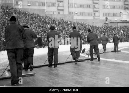 19520219 Oslo: Olympische Spiele, Olympische Winterspiele, Schlittschuhlauf, schnelles Rennen, 10.000 Meter: Trail-Crew, die die Strecke vor dem Start vorbereitet. Foto NTB / NTB Stockfoto