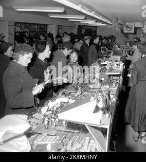 Arvika, Schweden 195412. Norwegische Hausfrauen haben Arvika erobert. Im Dezember wurde die Stadt von bis zu 20 norwegischen Bussen überfallen, die von Hausfrauen zum Weihnachtseinkauf verpackt waren. Lange Schlangen von Hausfrauen im Kolonialladen und im Spielzeugladen, um billig einzukaufen, was sie zu Weihnachten brauchen. An manchen Tagen gibt es bis zu 6-700 weihnachtliche Einkaufsfrauen. Hier sehen wir eine Schlange vor dem Tresen in der Spielabteilung im großen Kaufhaus DEFA. Spielzeug ist in Schweden billiger als in Norwegen. Foto: Aage Storløkken / Aktuell / NTB Stockfoto