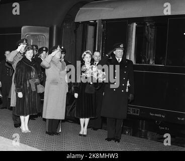 Oslo 19600220. Königin Ingrid und König Frederik von Dänemark bei einem offiziellen Besuch in Norwegen. Hier von der Ankunft am Ostbahnhof. (Z. B.) Prinzessin Adrid in Mink-Kåpen, (hinter) Kronprinz Harald, König Olav, Königin Ingrid und König Frederik, die geehrt werden. Foto: Ivar Aaserud, Sverre A. Børretzen Current / NTB Stockfoto