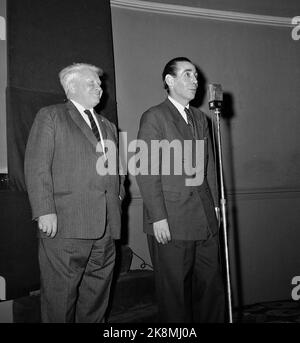 New York USA 19590121 amerikanische Premiere des Films 'Nine Liv' - die Geschichte des Kriegshelden Jan Baalsrud, von 1957, im Guild Theatre in New York. Hier aus V: Bernt Balchen und Jan Baalsrud im Theater vor der Premiere. Foto: NTB Stockfoto