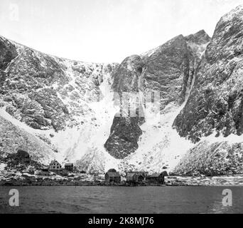 Lofoten, Winter 1951. Mehrere Fischerdörfer in Lofoten werden geräumt, weil sie ohne Strom, Straßen-, Kais- und Telefonanschluss nicht betrieben werden können. An einigen Orten haben die Gemeinden beantragt, Geld vom Staat zu bewegen, um die Häuser und die gesamte Bevölkerung zu bewegen, wie hier in Refsvik, außerhalb von Lofotodden. Zwischen Berg und Meer gab es wenig Platz für Gebäude. Die Häuser, die übrig geblieben sind, sind die meisten Seevöge, die meisten Bauernhäuser sind nach Sørvågen umgezogen. Foto: Sverre A. Børretzen / Aktuell / NTB Stockfoto