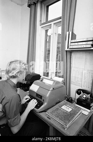 Oslo 17 November 1962 "Eine Bank wird ausgeraubt" wie funktioniert der moderne Detektiv? Wie funktioniert das Kriminalpolizeizentrum, wenn eine Bank ausgeraubt wird? Hier; -Frk. Inger Lise Dingstad sendet Fernschreibenachrichten von der K Central an die ca. 30 Polizeikammern, die einen Ferndrucker erhalten haben. Foto: Ivar Aaserud / Aktuell / NTB Stockfoto