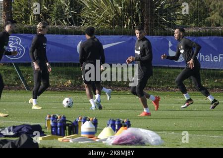 Cobham, Surrey, Großbritannien. 24. Oktober 2022. Chelsea Football Club-Spieler trainieren auf dem Gelände der clubsÕ Cobham Academy für ihr Champions-League-Spiel gegen den FC Salzburg morgen in Österreich Credit: Motofoto/Alamy Live News Stockfoto