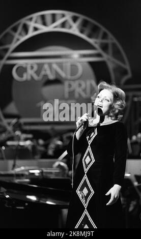 Oslo 26. Januar 1975. Norwegian Melody Grand Prix, hier Ellen Nikolaysen, die das norwegische Finale mit dem Song „IT should have been Summer now“ gewann. Foto: Arild Hordnes / NTB / NTB Stockfoto