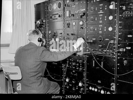 Ski 19470131 Norwegen baut eine Telefonverbindung mit den Vereinigten Staaten auf: Hier von der Skistation der Telefonverwaltung auf Skiern. Frequenzmessung des Systems. Foto: NTB / NTB Stockfoto