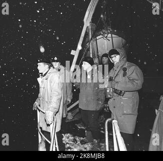 Grenze Jakobselv, Finmark Dezember 1962. Verteidigungsminister Gudmund Harlem soll an die Grenze zu Jakobselv mit Weihnachtsgeschenken für die Männer gehen, die über die Grenze zur Sowjetunion sprechen. Die Reise dauerte 5 Tage und wurde zu einer harten Reise mit Flugzeug, Auto, Boot und Pulk. Verteidigungsminister Harlem (Mitte) hatte eine harte Reise mit dem Überwachungsschiff (Goa III 'hin und her zwischen Kirkenes und Vadsø im Schneesturm. Foto: Ivar Aaserud Current / NTB Stockfoto