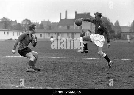 Hamburg, Deutschland 19621014 die Bronze-Mannschaft, die norwegische Fußballmannschaft, die 1936 bei den Olympischen Spielen Bronze holte, in Hamburg, um gegen norwegische Seeleute zu spielen. Die Bronzemannschaft spielte zwei Spiele und gewann beide. Hier einer der alten Jungs (Th) in Aktion in einem der Spiele. Foto: NTB / NTB Stockfoto