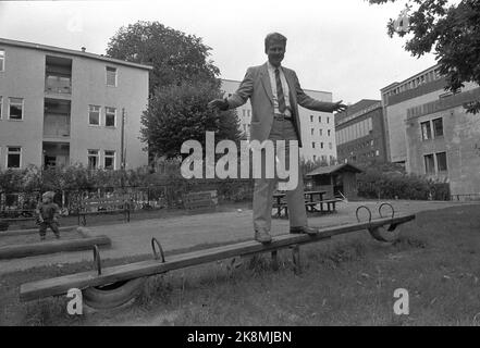 Oslo 19850910 die Außenpartei ist nach den Parlamentswahlen in eine Schaukelposition gekommen. Die bürgerliche Regierung ist auf die Unterstützung aller dem Storting vorgelegten Angelegenheiten angewiesen. Parteivorsitzender Carl I. Hagen markiert die Position auf einem Rocker. Foto: Bjørn Sigurdsøn / NTB / NTB Stockfoto