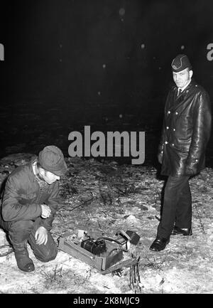 Bærum, Fornebu 10. Februar 1973. Anhebung des SAS-Flugzeugs „Reidar Viking“, das am 30. Januar 1970 am Flughafen Fornebu versagte. Es sind keine Menschen gestorben. Hier sind zwei Polizisten mit einem Teil des Flugzeugs. Foto; Aktuell / NTB Stockfoto