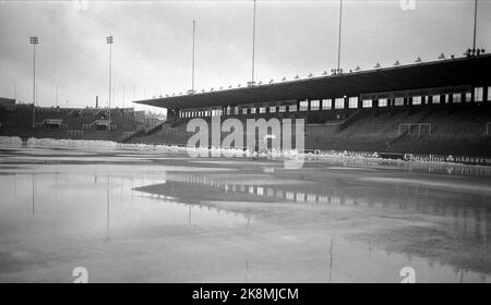 Oslo 19650114 aufgrund des ungewöhnlich milden Wetters und der Regenfälle befindet sich das Bislett Stadium unter Wasser vor einem Eislaufspiel Anfang Januar. Foto: Arild Hordnes / NTB / NTB Stockfoto