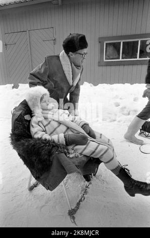 Røros März 1968 Aufnahme des Films über Pippi Langstrumpf aus den Büchern von Mastrid Lindgren. Pippi wird von Inger Nilsson gespielt. Hier macht sie während der Aufnahme eine Pause. Foto: Aage Storløkken / Aktuell / NTB Stockfoto