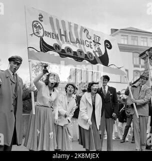 Oslo 19560517. Mai 17 in Oslo. Happy Russ macht sich mit einem Plakat bereit für den russischen Zug. Auf dem Plakat ist ein Wikingerschiff mit der Aufschrift Ormen H. lange und die NATO auf den Schilden abgebildet, ein Kommentar zur Debatte über Norwegens Beteiligung an der NATO. Ein bisschen Warze scheint der Stimmung keinen Dämpfer zu geben. Foto: NTB / NTB Stockfoto