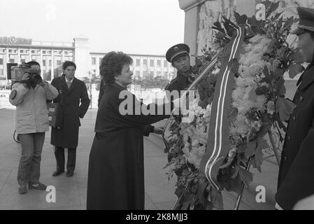 China 18. Januar 1988. Premierminister Gro Harlem Brundtland hat an Stelle des himmlischen Friedens einen Kranz auf das Denkmal gesetzt, um an die Helden des Volkes zu erinnern. Foto: Inge Gjellesvik / NTB / NTB Stockfoto