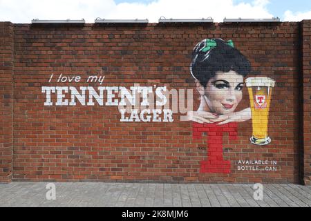 Ausschnitt aus Tennents Wandbild an der Außenwand der Tennent Caledonian Breweries von smug (Sam Bates) Glasgow Scotland Juli 2022 Stockfoto