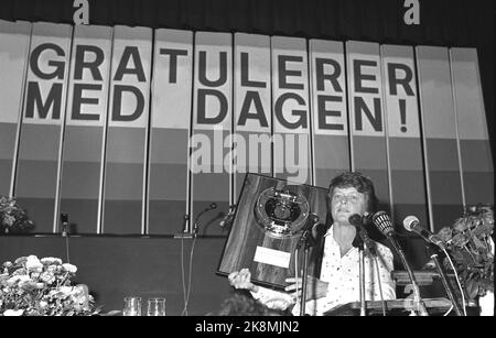 Oslo 19840826. Rechtsgerichtete nationale Sitzung. Der Vorsitzende der Labour Party, Gro Harlem Brundtland, überreichte dem 100.. Jubiläumsrecht ein Geschenk. Foto: Henrik Laurvik NTB / NTB Stockfoto