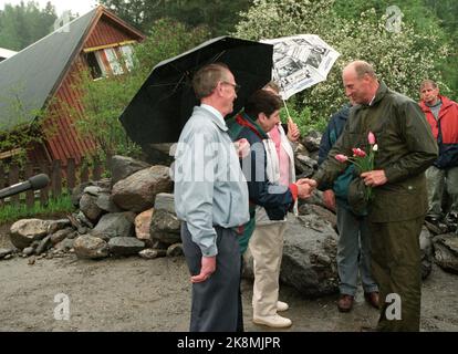 Dreizehn. Flutkatastrophe in Ostnorwegen. Aufgrund von Schneeschmelze und Regen ist Ostnorwegen von Überschwemmungen und Überschwemmungen betroffen. Das Ergebnis ist eine enorme Zerstörung von Kulturflächen und Gebäuden. Das Bild: Große Zerstörung in Tretten in Gudbrandsdalen, nachdem der Seitenfluss Moksa ein neues Rennen durch das Zentrum gefunden hat. Das Bild: König Harald besucht die überfluteten Gebiete von Tretten. Hier grüßt er die Flutopfer (v.) Solveig und Asgeir Rognstad und Jørga und Oddvar Nustad. Überflutete Häuser im Hintergrund. - - Das Bild ist ca. 47 MB groß ​​- - Foto: Morten Hval Stockfoto