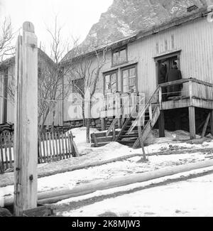 Lofoten, Winter 1951. Mehrere Fischerdörfer in Lofoten werden geräumt, weil sie ohne Strom, Straßen-, Kais- und Telefonanschluss nicht betrieben werden können. An einigen Orten haben die Gemeinden beantragt, Geld vom Staat zu bewegen, um die Häuser und die gesamte Bevölkerung zu bewegen, wie hier in Refsvik. Dies ist eines der wenigen Häuser, die noch übrig sind, während die Hausbesitzer den Ort verlassen haben. Foto: Sverre A. Børretzen / Aktuell / NTB Stockfoto