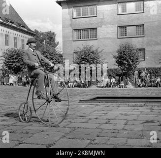 Bygdøy, Oslo 19570825 Parade von alten Fahrrädern im Volksmuseum. Mann mit zeitgemäßer Kleidung auf dem alten Fahrrad vom velociped/Bauchkegel-Typ. Foto: Jan Nordby / NTB / NTB Stockfoto