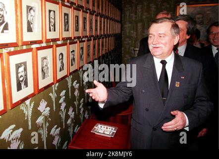Oslo 19950315. Polnischer Staatsbesuch in Norwegen. Polens Präsident Lech Walesa und Frau Danuta zu einem offiziellen Besuch. Der Friedensnobelpreis für 1983 an Lech Walesa, Menschenrechtsverteidiger und Gründer der polnischen Gewerkschaft Solidarity. Die Auszeichnung wurde von seiner Frau Danuta und seinem Sohn Bogdan entgegengenommen. Hier Walesa im Nobelinstitut 1995. Er lächelt mit den anderen Nobelpreisträgern von seinem Bild an der Wand. Foto: Johnny Syversen / NTB. Stockfoto