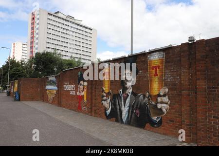 Tennents Wandbild an der Außenwand der Tennent Caledonian Breweries von smug (Sam Bates) Glasgow Scotland Juli 2022 Stockfoto