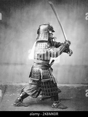 Felice Beato - gepanzerter Samurai mit Schwert und Dolch - c1860 - Felix Beato Stockfoto