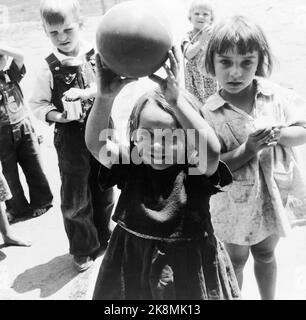 Dorothea lange - Lager der Farm Security Administration (FSA) für Wanderarbeitnehmer in der Landwirtschaft. Kindergarten, zeigt migrantische Kinder spielen - 1939 Stockfoto