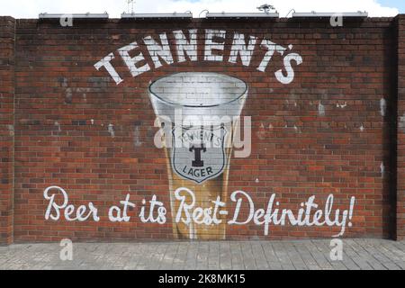 Ausschnitt aus Tennents Wandbild an der Außenwand der Tennent Caledonian Breweries von smug (Sam Bates) Glasgow Scotland Juli 2022 Stockfoto