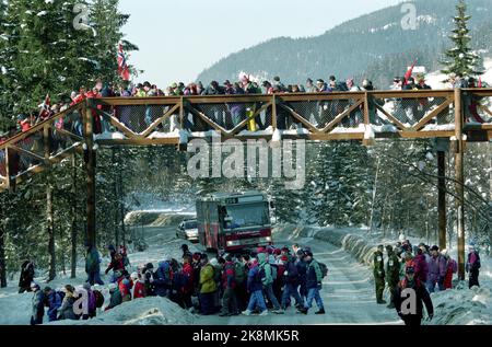 Olympische Winterspiele 19940222 in Lillehammer. Die Zuschauer strömen, um die Herren auf 4x10 km zu sehen. Foto: Jan Greve / NTB Stockfoto